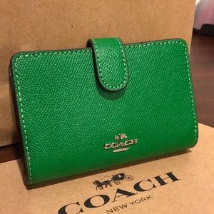 kelly green wallet